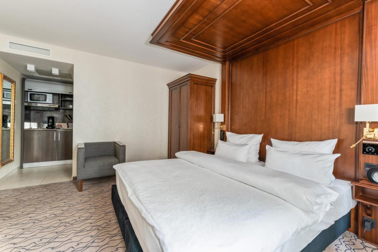 Advastay By King's Hotel 4*