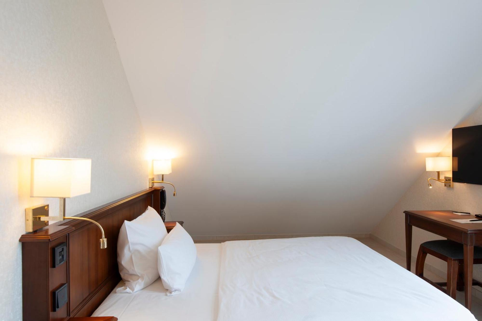 Advastay By King's Hotel 4*